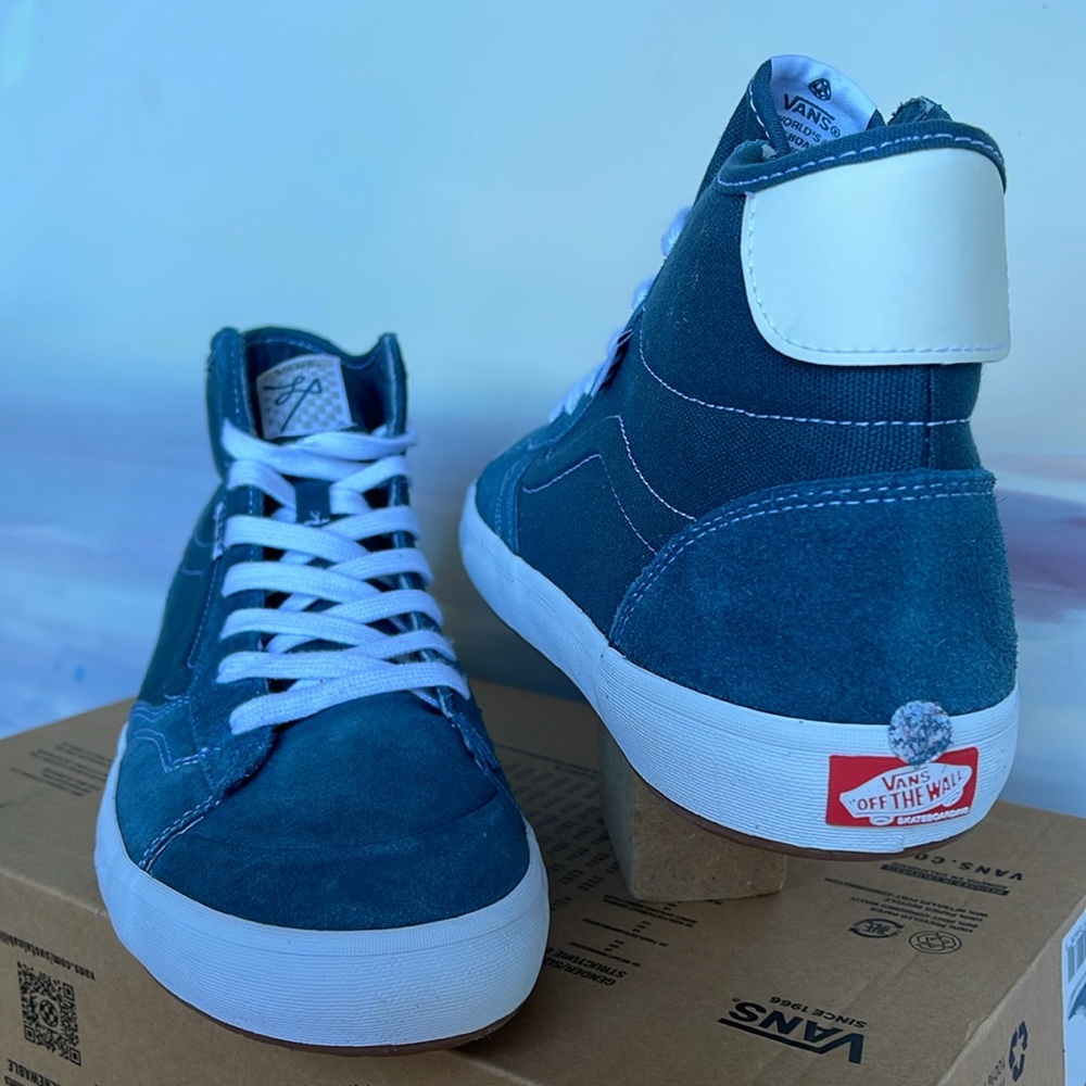 Vans WMNS The Lizzie
Teal
VN0A4BX1TEA
Sneakers - Picture 10 of 16